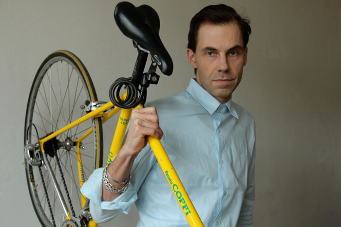 Stefan Dietzelt mit gelbem Fahrrad und blauem Hemd